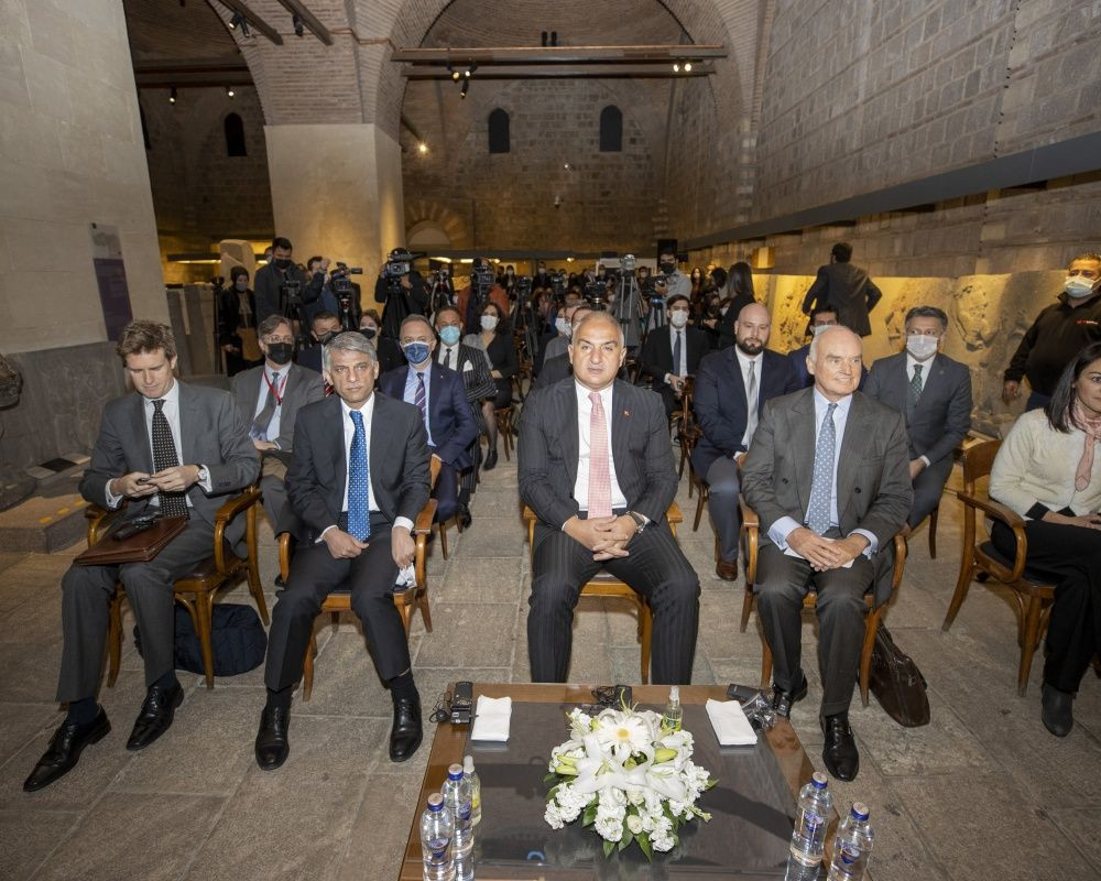 Hatti uygarlığı dönemine ait, yaklaşık 4 bin 250 yıllık altın gaga ağızlı testi Türkiye'ye iade edildi - Sayfa 11