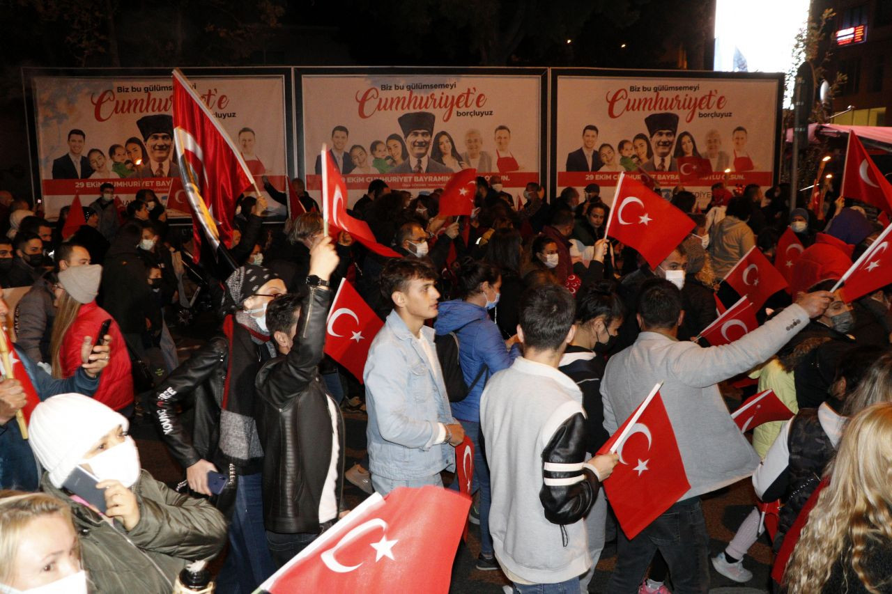 Cumhuriyet coşkusu tüm yurtta! Fener alaylarına yüz binlerce vatandaş katıldı - Sayfa 9