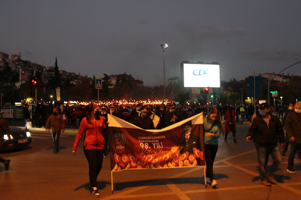 Cumhuriyet coşkusu tüm yurtta! Fener alaylarına yüz binlerce vatandaş katıldı - Sayfa 8