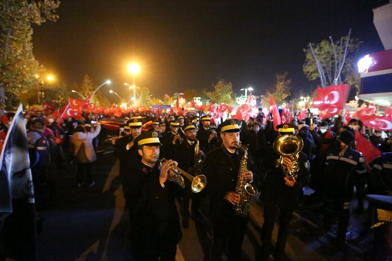 Cumhuriyet coşkusu tüm yurtta! Fener alaylarına yüz binlerce vatandaş katıldı - Sayfa 26