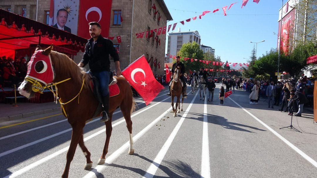 Türkiye kırmızıya büründü! Cumhuriyetimizin 98. yılı tüm yurtta coşkuyla kutlandı! - Sayfa 24