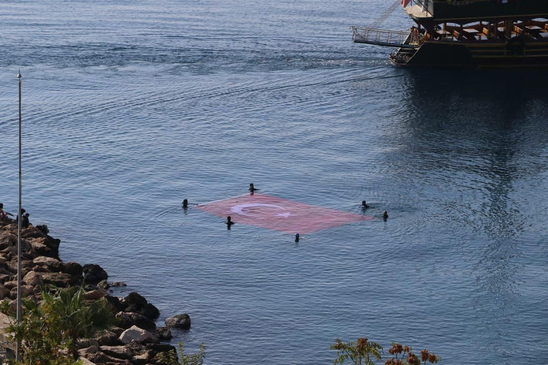 Türkiye kırmızıya büründü! Cumhuriyetimizin 98. yılı tüm yurtta coşkuyla kutlandı! - Sayfa 17