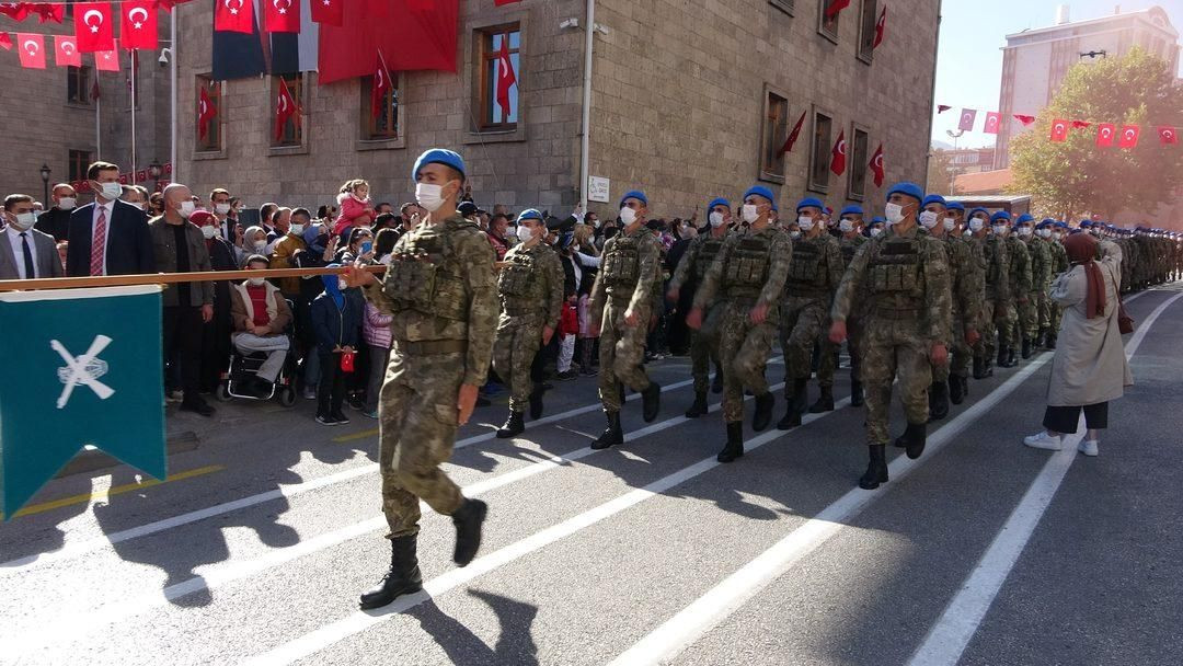 Türkiye kırmızıya büründü! Cumhuriyetimizin 98. yılı tüm yurtta coşkuyla kutlandı! - Sayfa 23