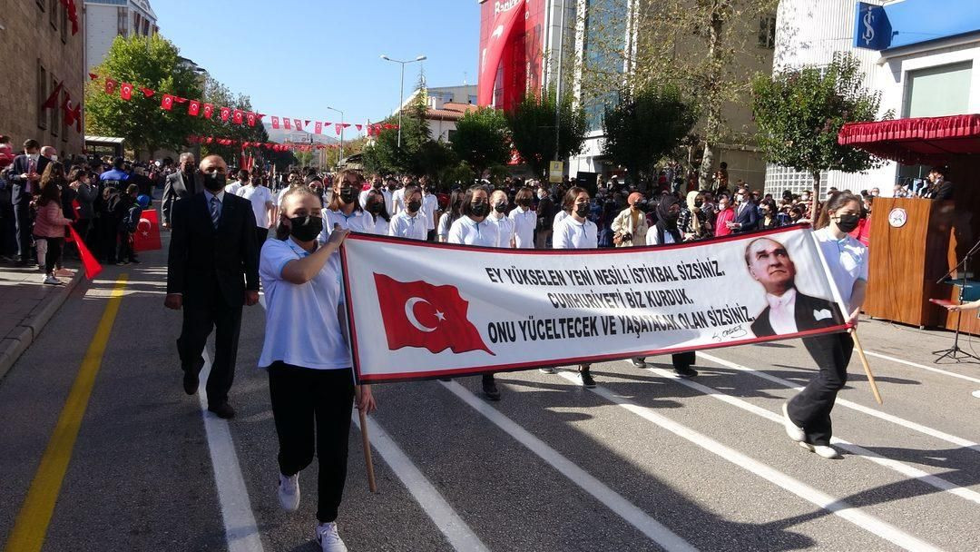 Türkiye kırmızıya büründü! Cumhuriyetimizin 98. yılı tüm yurtta coşkuyla kutlandı! - Sayfa 22