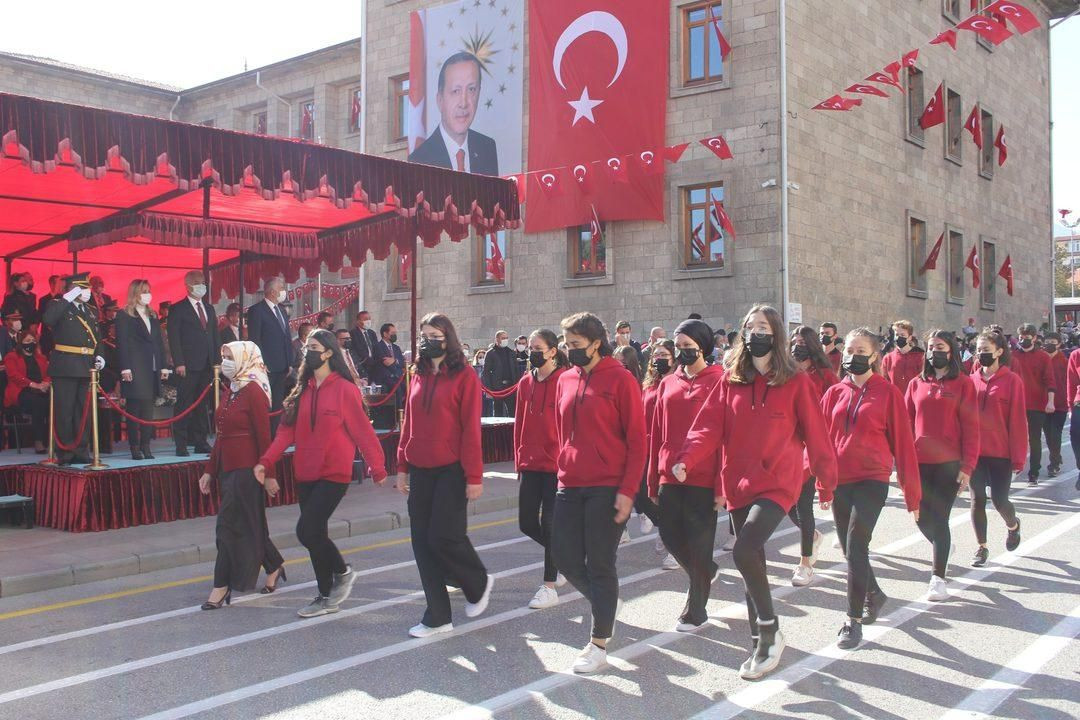 Türkiye kırmızıya büründü! Cumhuriyetimizin 98. yılı tüm yurtta coşkuyla kutlandı! - Sayfa 21