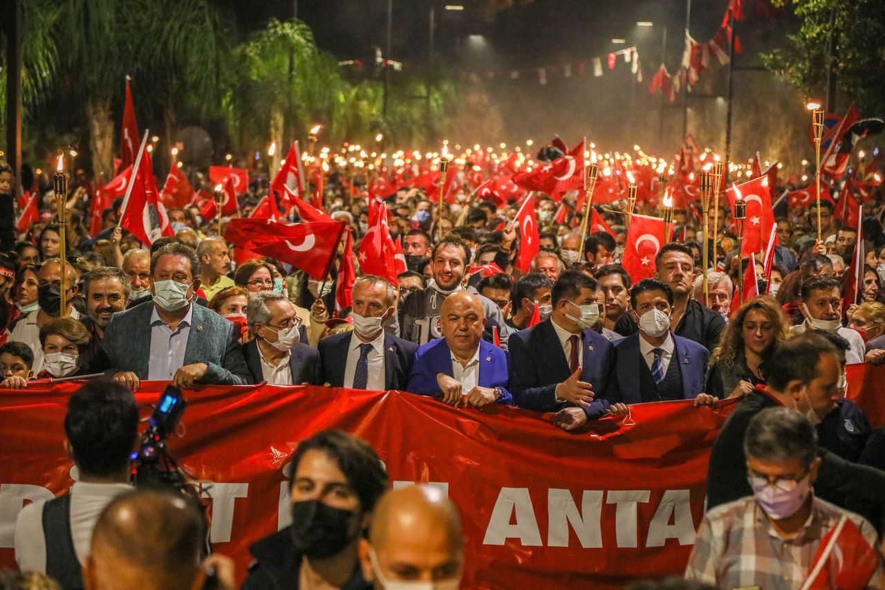 Cumhuriyet coşkusu tüm yurtta! Fener alaylarına yüz binlerce vatandaş katıldı - Sayfa 17