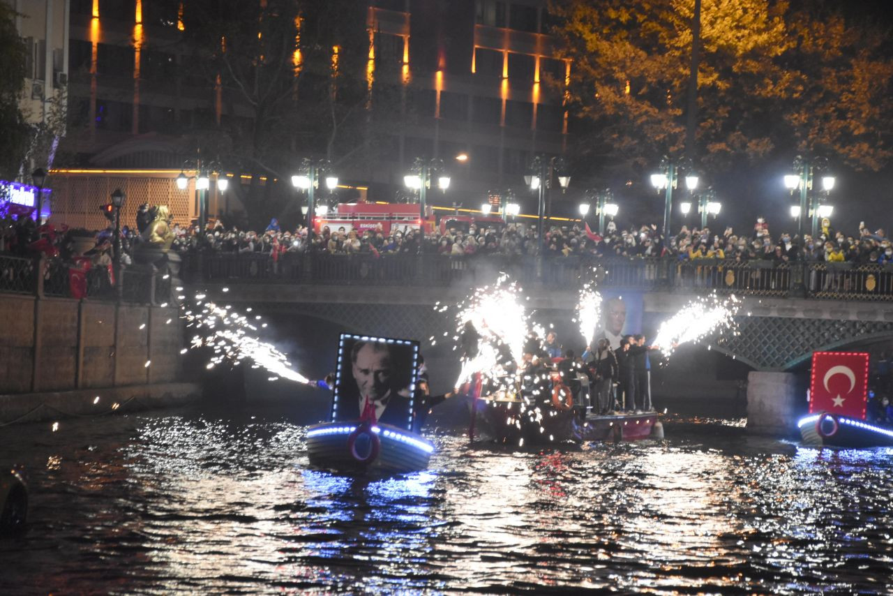 Cumhuriyet coşkusu tüm yurtta! Fener alaylarına yüz binlerce vatandaş katıldı - Sayfa 11