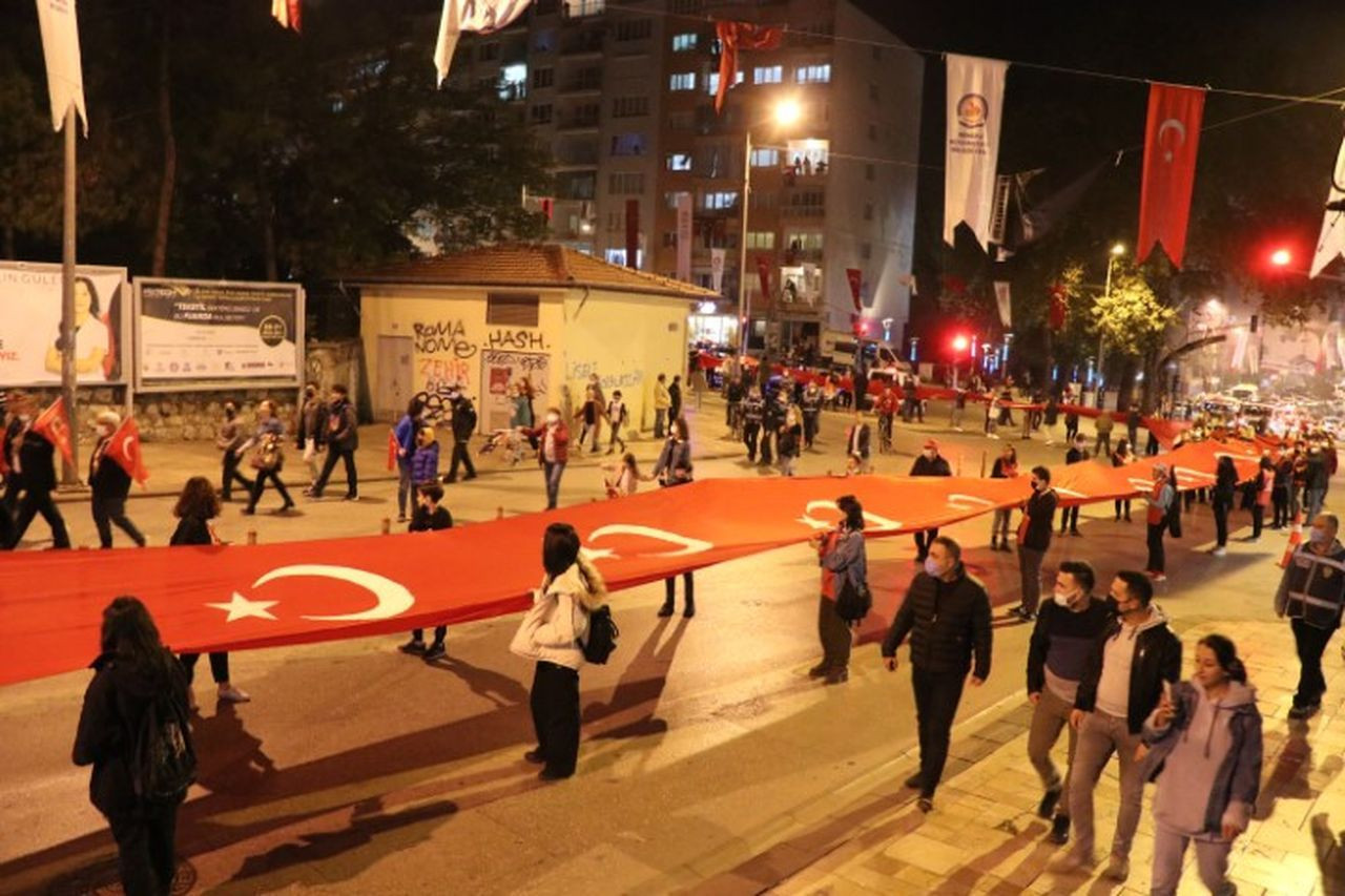 Cumhuriyet coşkusu tüm yurtta! Fener alaylarına yüz binlerce vatandaş katıldı - Sayfa 31