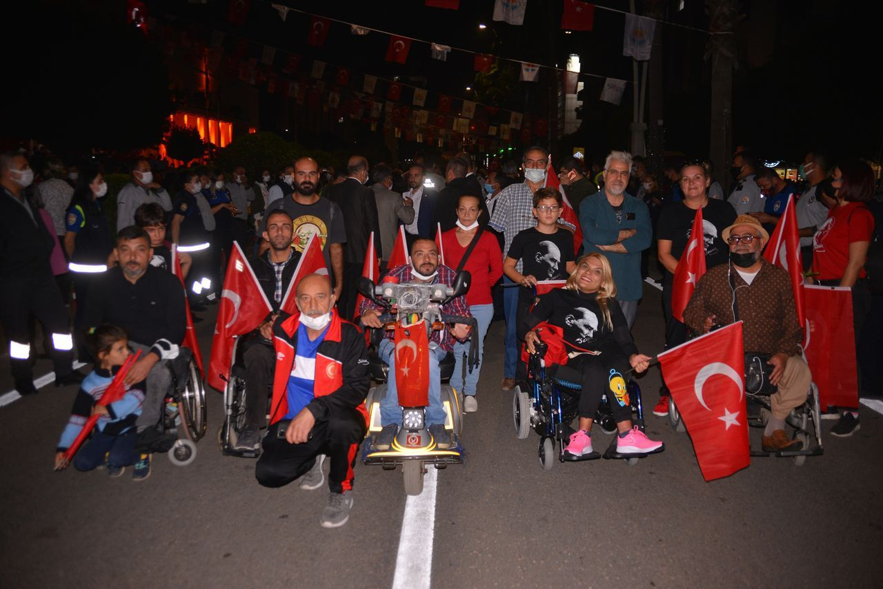 Cumhuriyet coşkusu tüm yurtta! Fener alaylarına yüz binlerce vatandaş katıldı - Sayfa 33