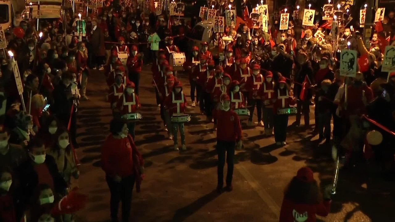 Cumhuriyet coşkusu tüm yurtta! Fener alaylarına yüz binlerce vatandaş katıldı - Sayfa 34