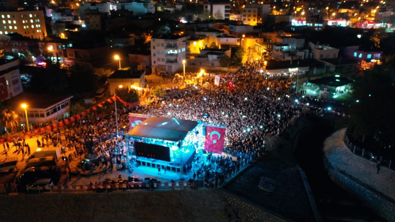 Cumhuriyet coşkusu tüm yurtta! Fener alaylarına yüz binlerce vatandaş katıldı - Sayfa 35