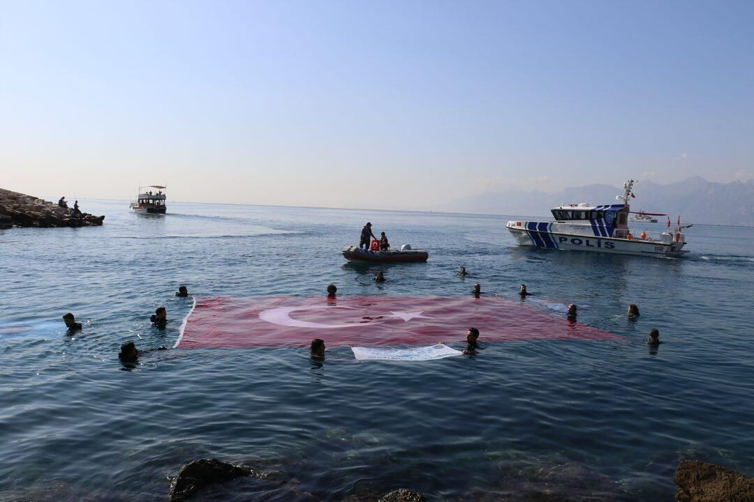 Türkiye kırmızıya büründü! Cumhuriyetimizin 98. yılı tüm yurtta coşkuyla kutlandı! - Sayfa 14