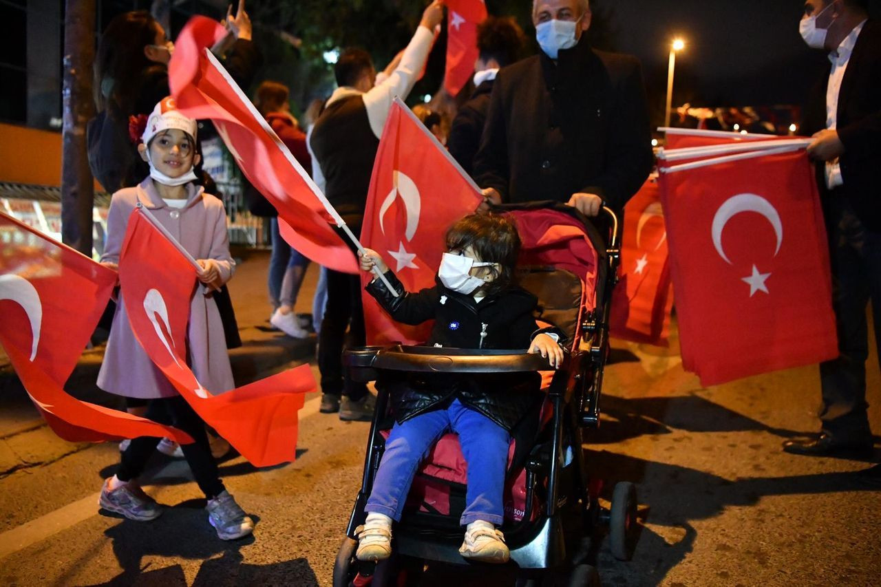 Cumhuriyet coşkusu tüm yurtta! Fener alaylarına yüz binlerce vatandaş katıldı - Sayfa 38