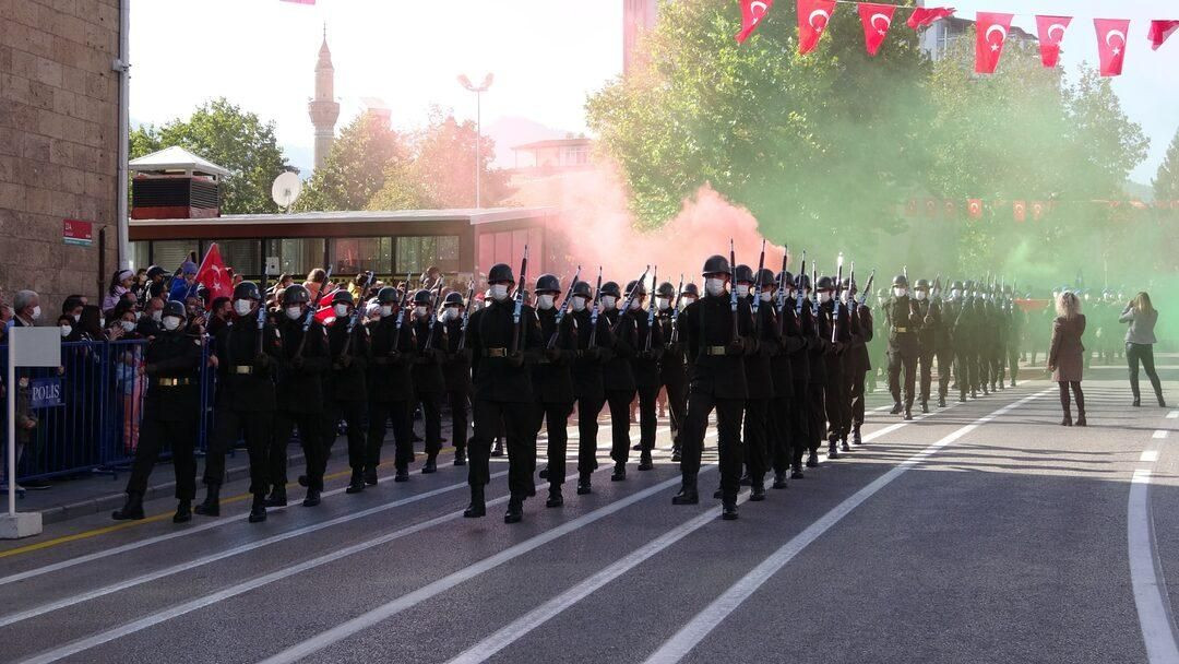 Türkiye kırmızıya büründü! Cumhuriyetimizin 98. yılı tüm yurtta coşkuyla kutlandı! - Sayfa 27