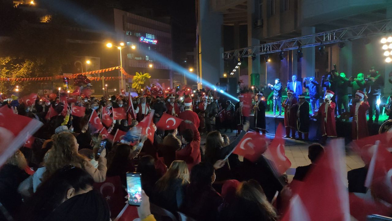 Cumhuriyet coşkusu tüm yurtta! Fener alaylarına yüz binlerce vatandaş katıldı - Sayfa 19
