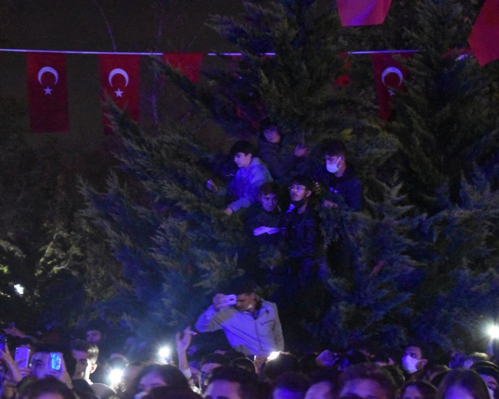 Duman konserinde yürekleri ağza getiren anlar! Canlarını hiçe saydılar - Sayfa 6