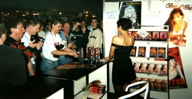 Yetişkin film oyunculuğundan siyasete... Fransa, Celine Bara'yı konuşuyor! Seçim vaatleri şaşırttı! - Sayfa 9