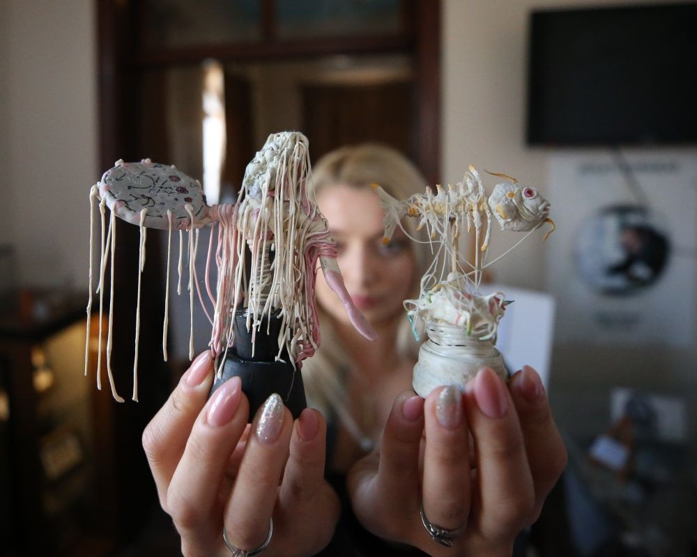 Dünyada bir ilk! Çiğnenmiş cikletler çevre kirliliğine dikkat çekmek için heykele dönüştürüldü - Sayfa 15