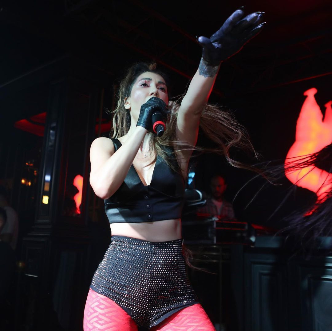 Hande Yener'in kırmızı çorabı fiyatıyla dudak uçuklattı - Sayfa 5