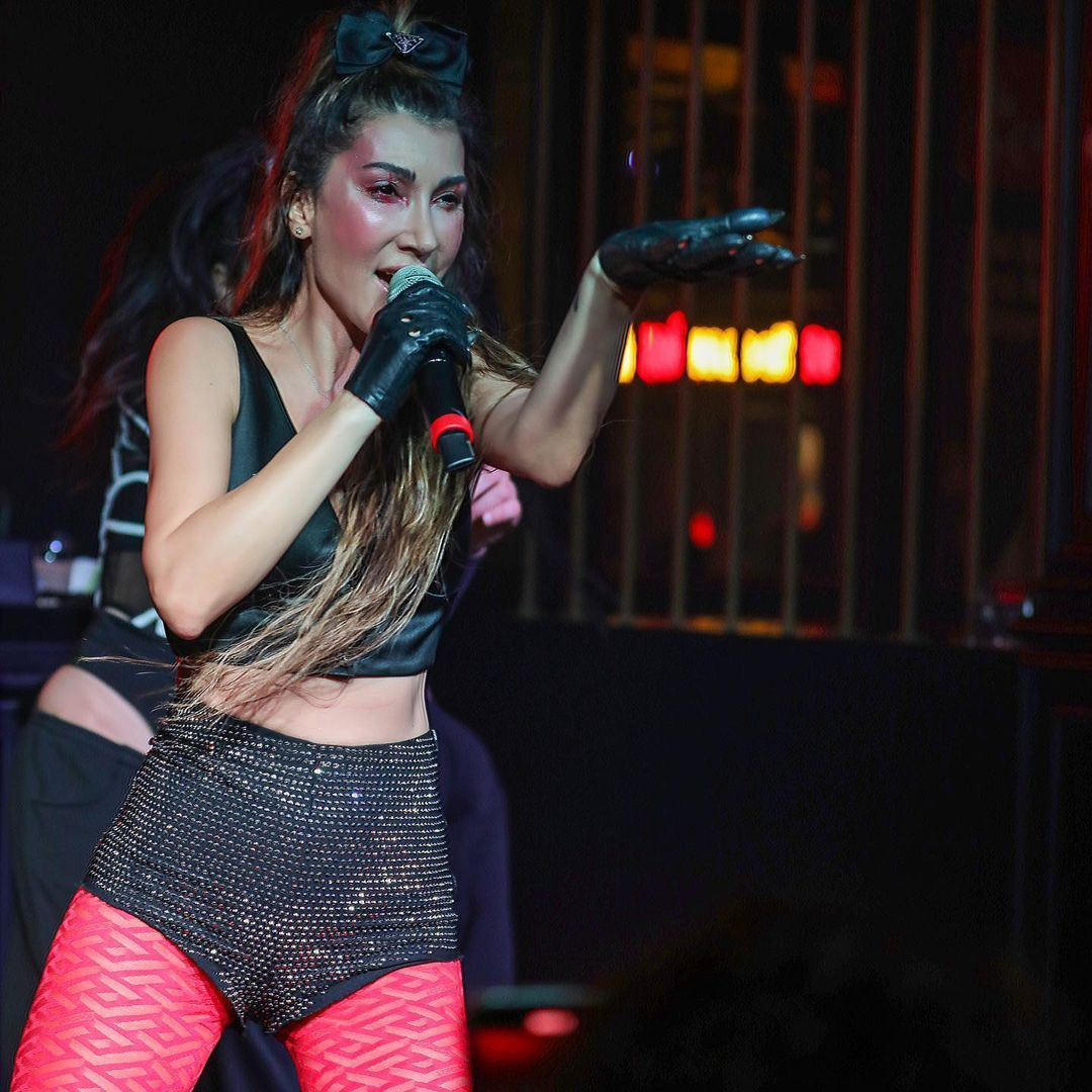 Hande Yener'in kırmızı çorabı fiyatıyla dudak uçuklattı - Sayfa 7