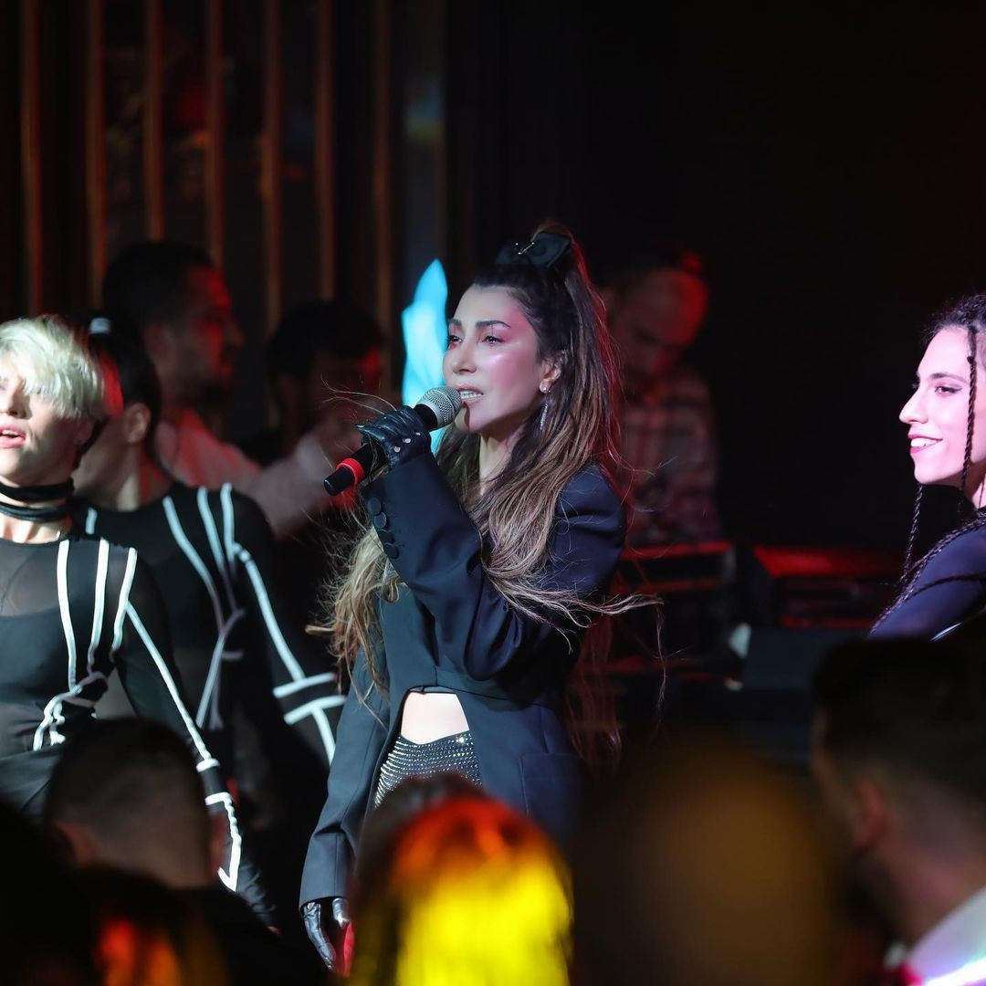 Hande Yener'in kırmızı çorabı fiyatıyla dudak uçuklattı - Sayfa 9