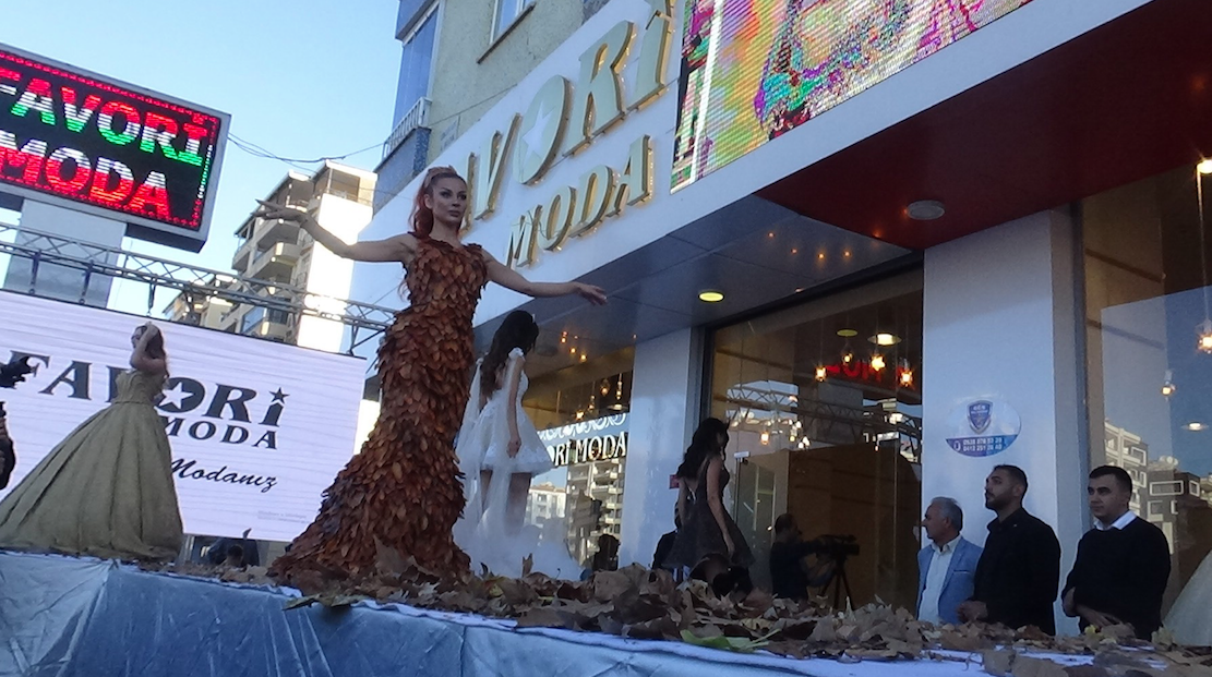 Doğaya dikkat çekmek için tasarlanan gelinlikler görenleri şaşırttı - Sayfa 5