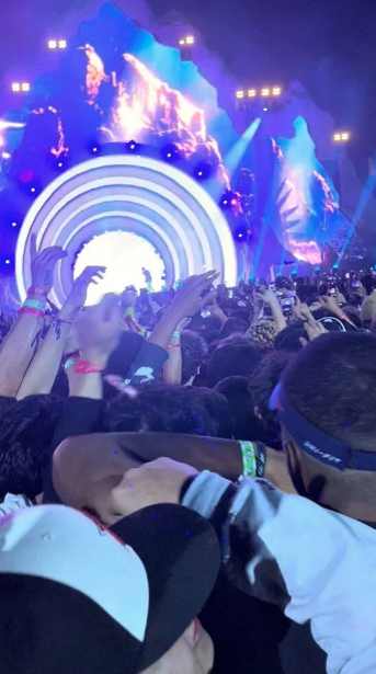 8 kişinin ezilerek can verdiği konserde Kylie Jenner ve Kendall Jenner hiçbir şey olmamış gibi cesetlerin arasından geçtiler - Sayfa 12