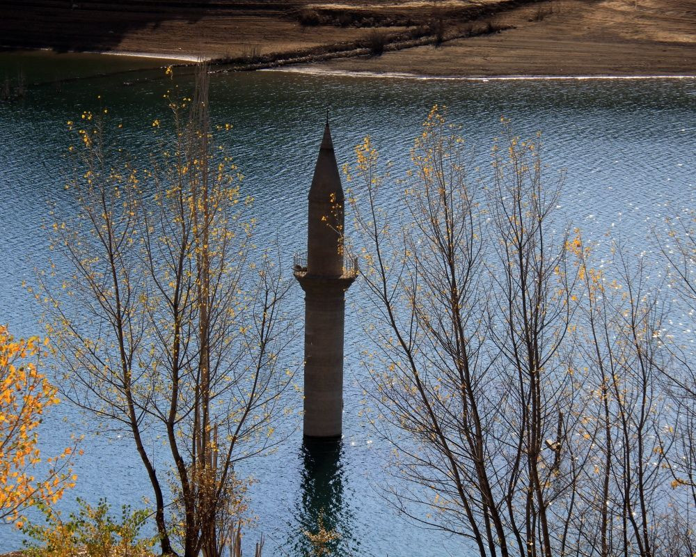 Sivas'ta baraj suyu çekildi, cami minaresi ortaya çıktı - Sayfa 10