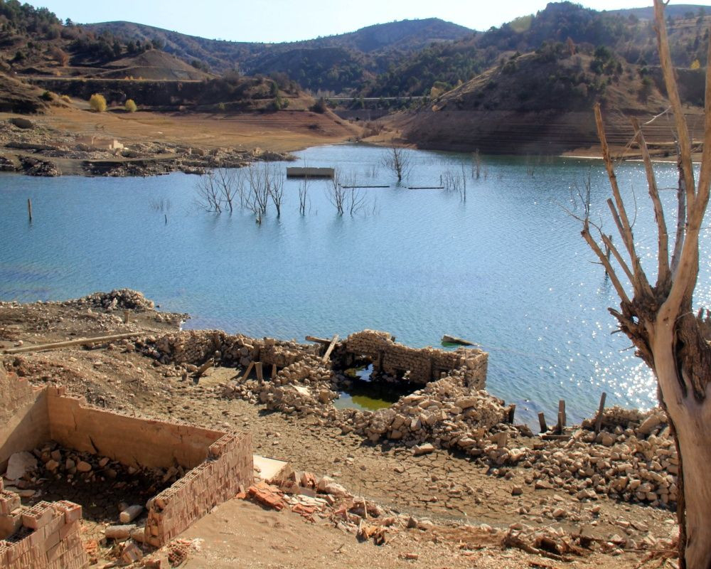 Sivas'ta baraj suyu çekildi, cami minaresi ortaya çıktı - Sayfa 11