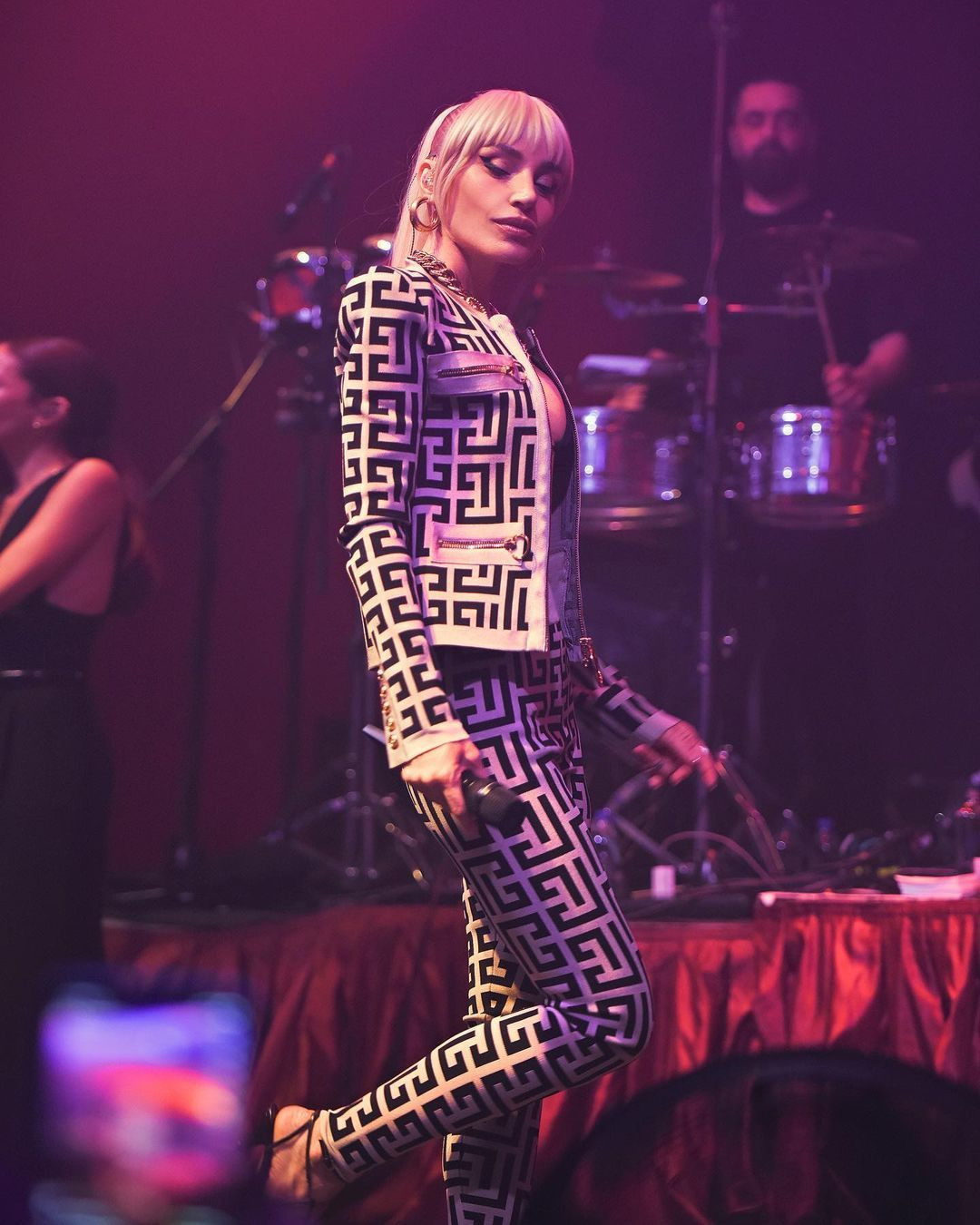 Gülşen yine tarzını konuşturdu! Bu kez ceketinin önünü açık bıraktı - Sayfa 6