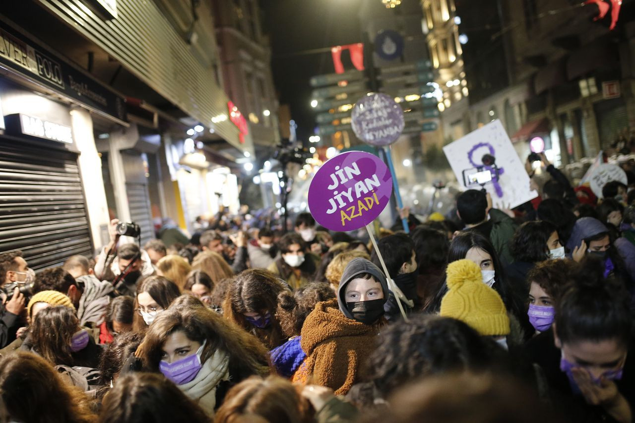 Şiddete karşı yürüyen kadınlar bariyerleri yıkmak istedi, polis gazla müdahale etti - Sayfa 6