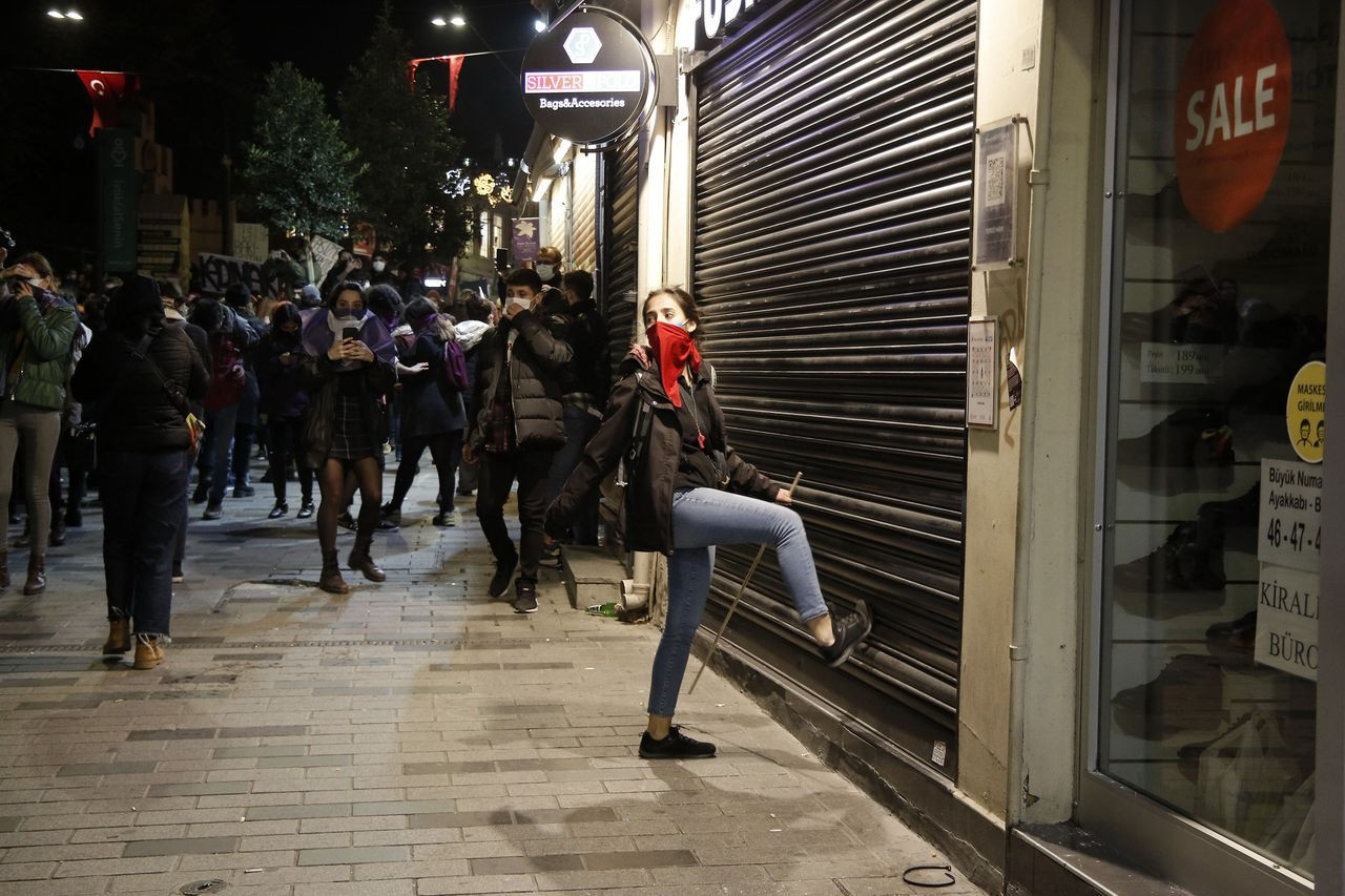 Şiddete karşı yürüyen kadınlar bariyerleri yıkmak istedi, polis gazla müdahale etti - Sayfa 5