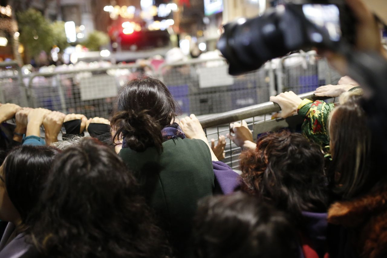 Şiddete karşı yürüyen kadınlar bariyerleri yıkmak istedi, polis gazla müdahale etti - Sayfa 7