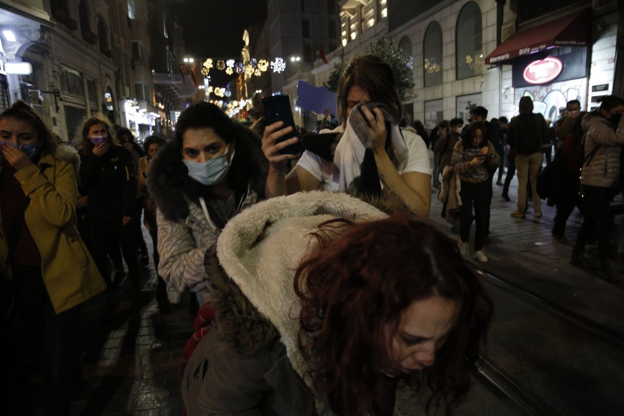 Şiddete karşı yürüyen kadınlar bariyerleri yıkmak istedi, polis gazla müdahale etti - Sayfa 8