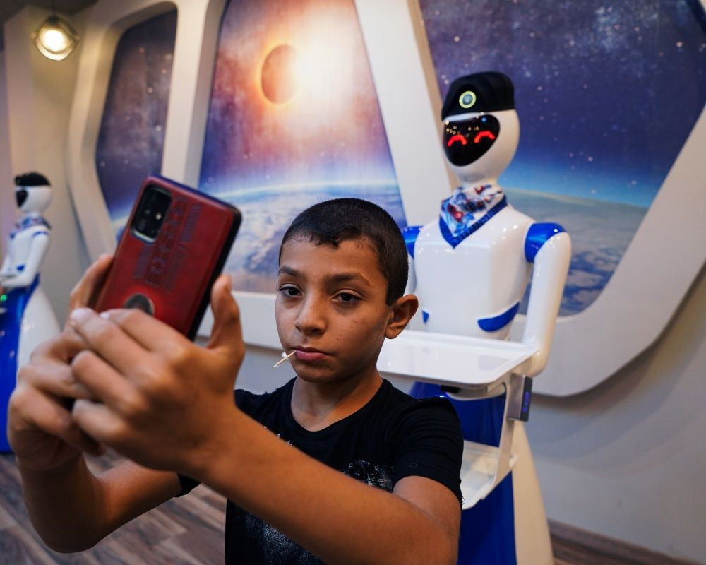 Bu restoranda yemekler robot garsonlar tarafından servis ediliyor - Sayfa 6
