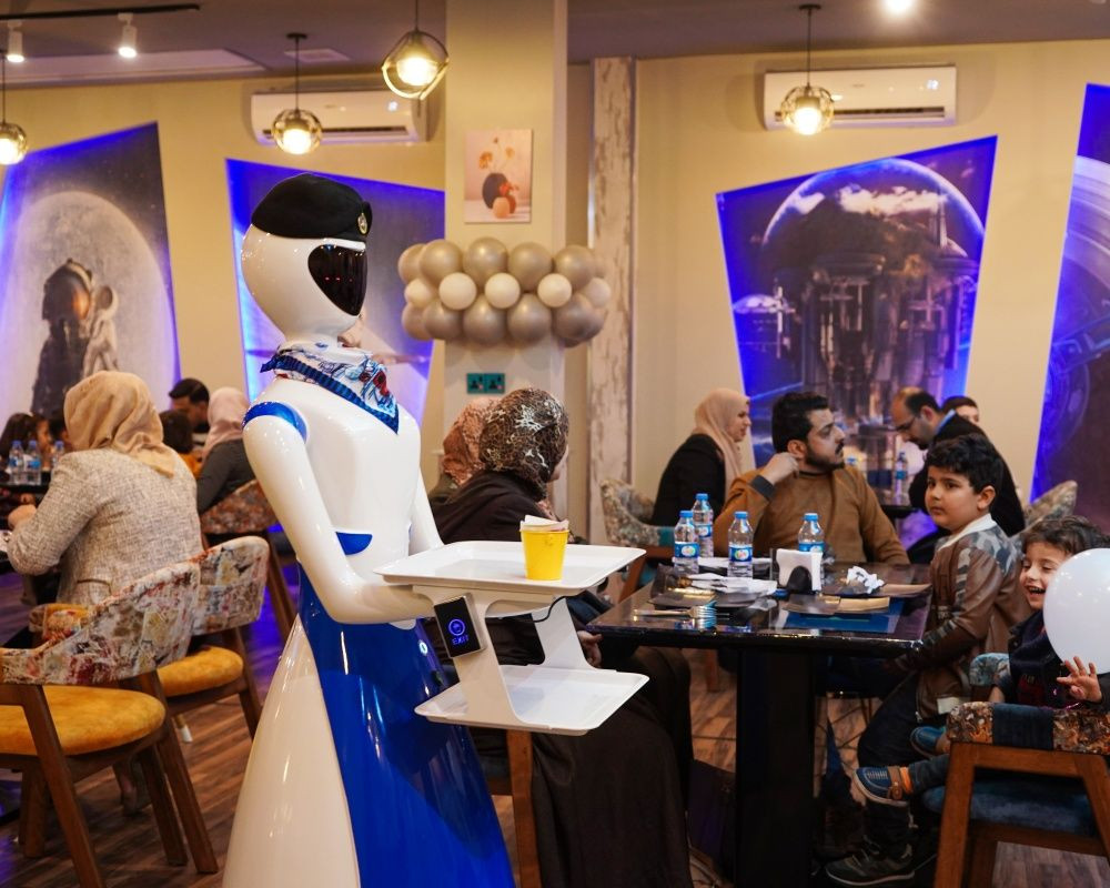 Bu restoranda yemekler robot garsonlar tarafından servis ediliyor - Sayfa 12