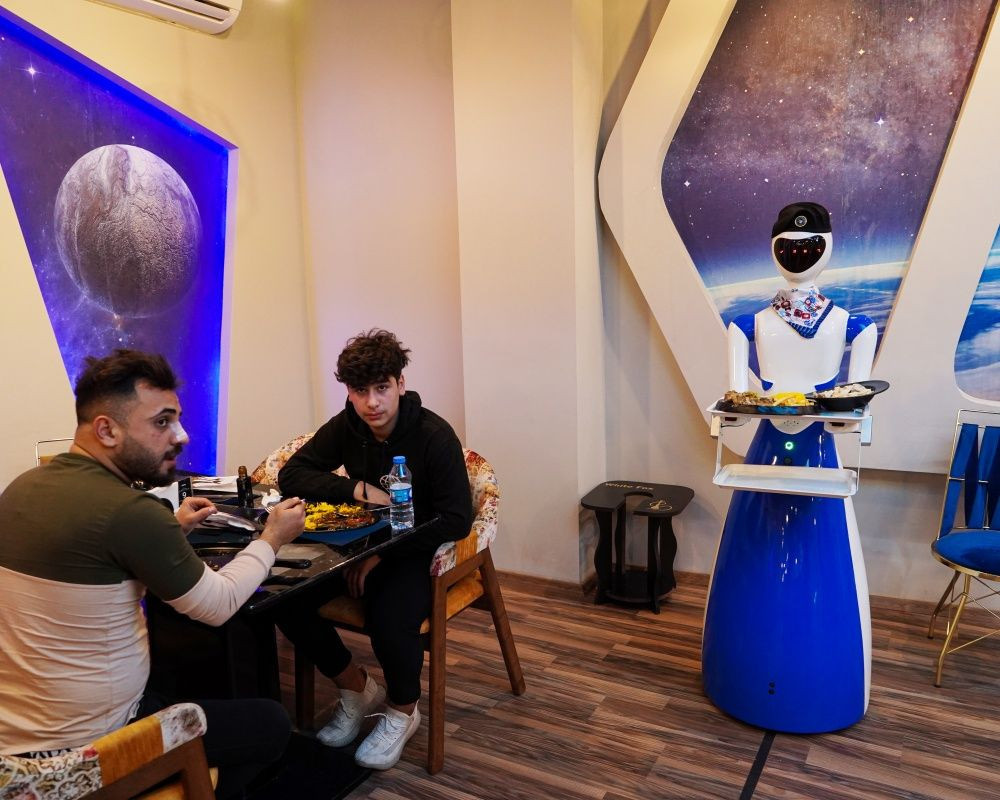 Bu restoranda yemekler robot garsonlar tarafından servis ediliyor - Sayfa 14