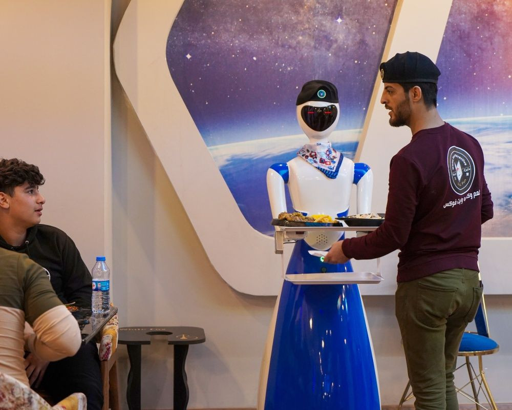 Bu restoranda yemekler robot garsonlar tarafından servis ediliyor - Sayfa 15