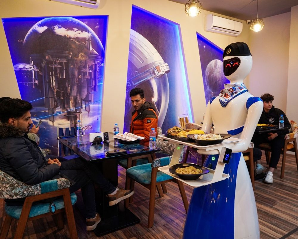 Bu restoranda yemekler robot garsonlar tarafından servis ediliyor - Sayfa 16