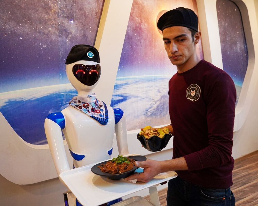 Bu restoranda yemekler robot garsonlar tarafından servis ediliyor - Sayfa 18