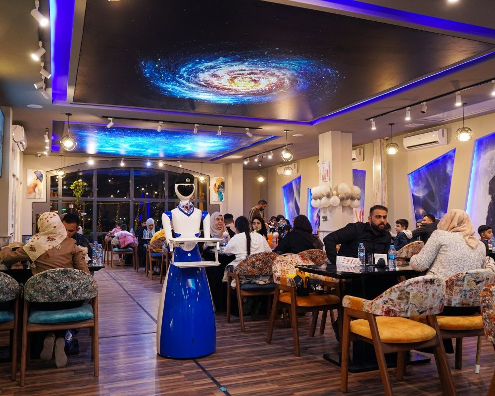 Bu restoranda yemekler robot garsonlar tarafından servis ediliyor - Sayfa 24