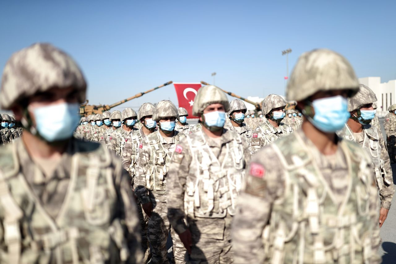 Bakan Akar Katar'da! Doha'da görevli Mehmetçik ile bir araya geldi: Katar'la dostluğumuzu geliştireceğiz - Sayfa 10