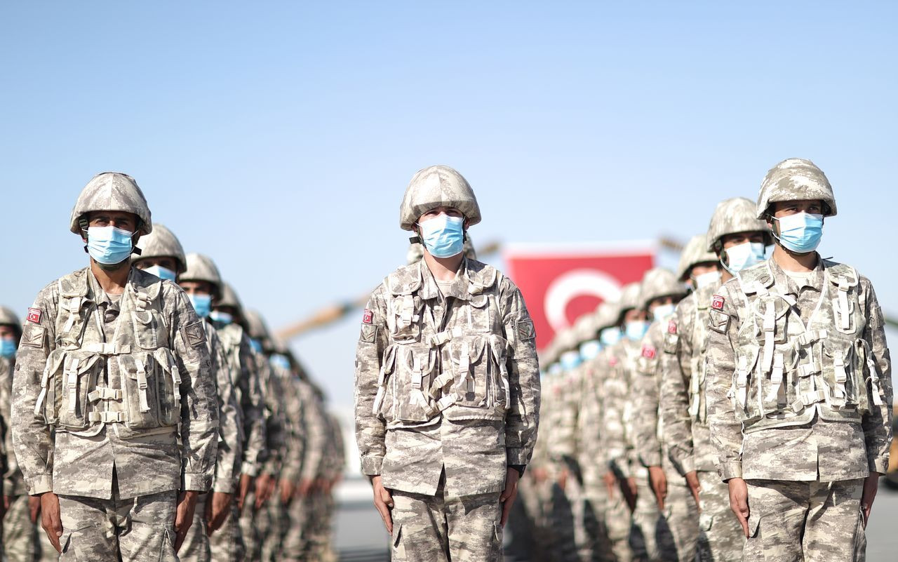 Bakan Akar Katar'da! Doha'da görevli Mehmetçik ile bir araya geldi: Katar'la dostluğumuzu geliştireceğiz - Sayfa 11