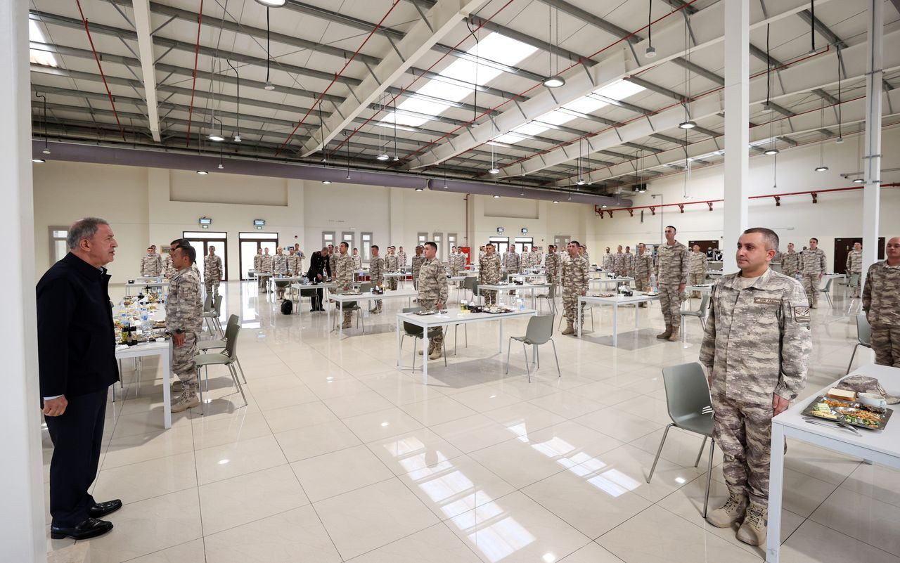 Bakan Akar Katar'da! Doha'da görevli Mehmetçik ile bir araya geldi: Katar'la dostluğumuzu geliştireceğiz - Sayfa 14