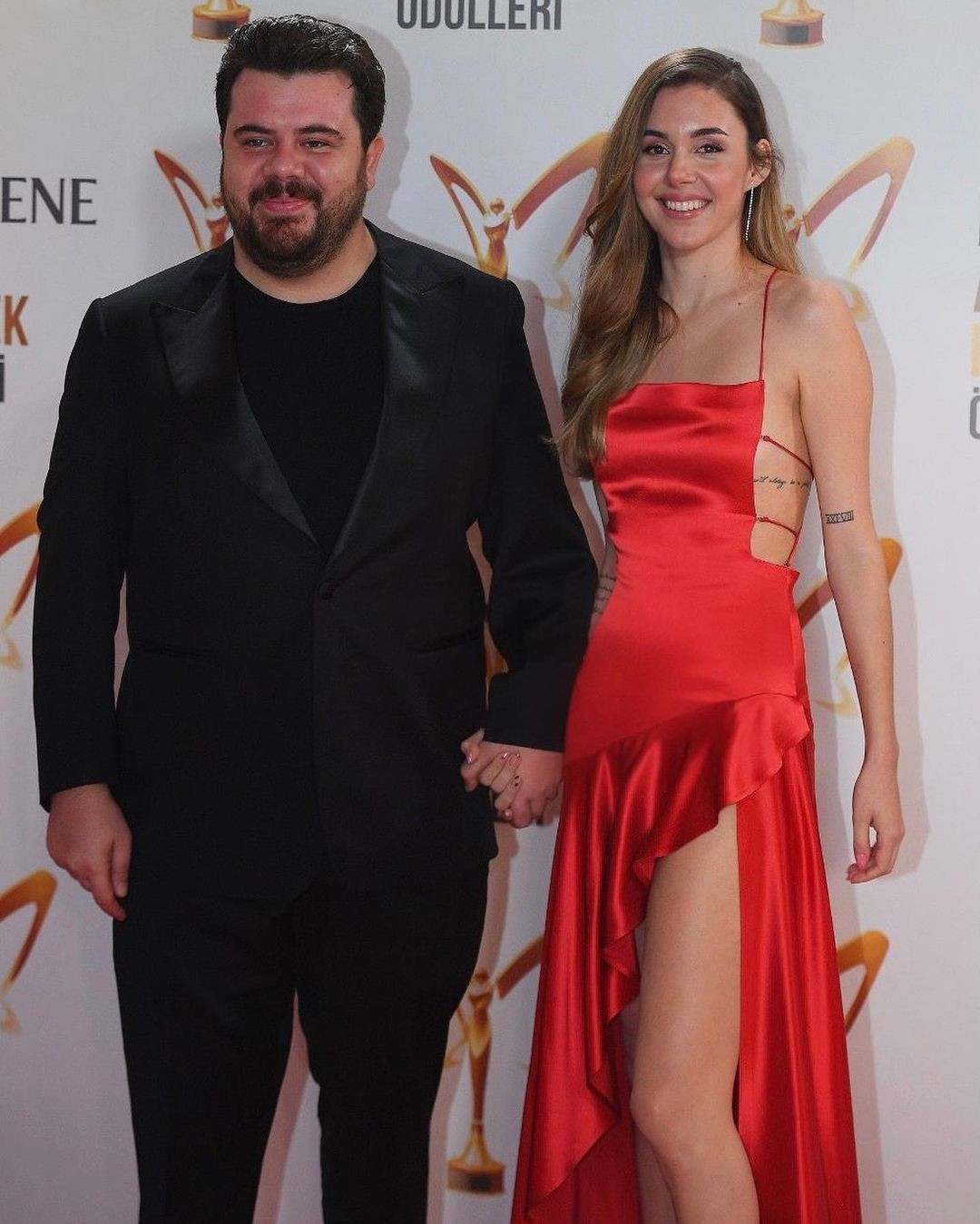 Berfu Yenenler ile Pelin Kaya birbirine girdi! Replika ayakkabıları gündem oldu - Sayfa 13