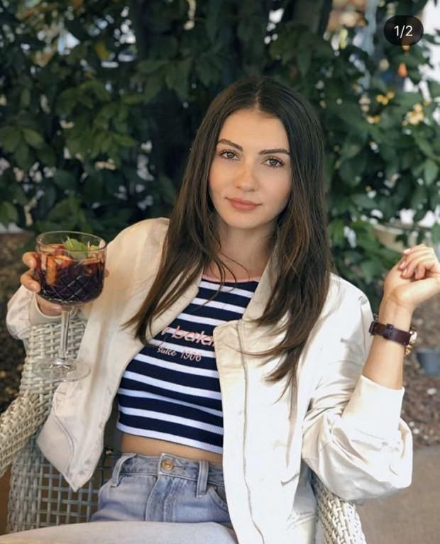 Burcu Özberk sere serpe uzandı! Nefes kesen göğüs dekoltesini silip silip yükledi! - Sayfa 9