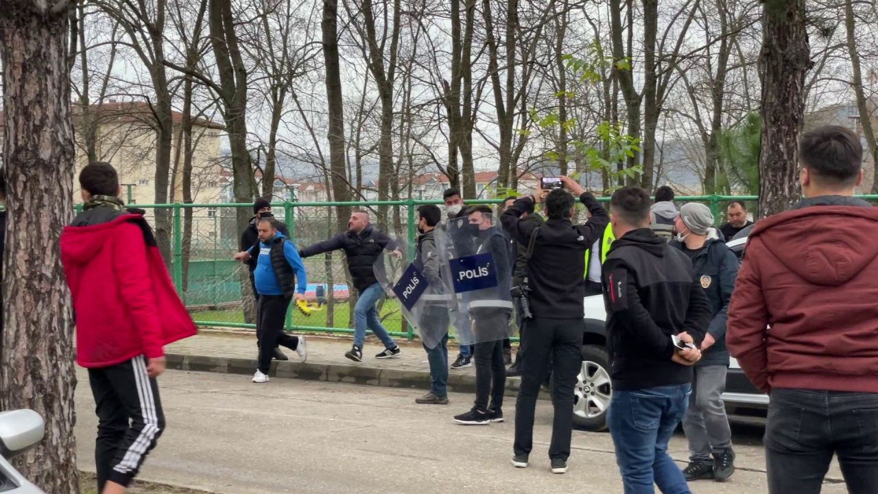 Amatör maçta ortalık savaş alanına döndü! Polis havaya 10 el ateş açtı - Sayfa 6