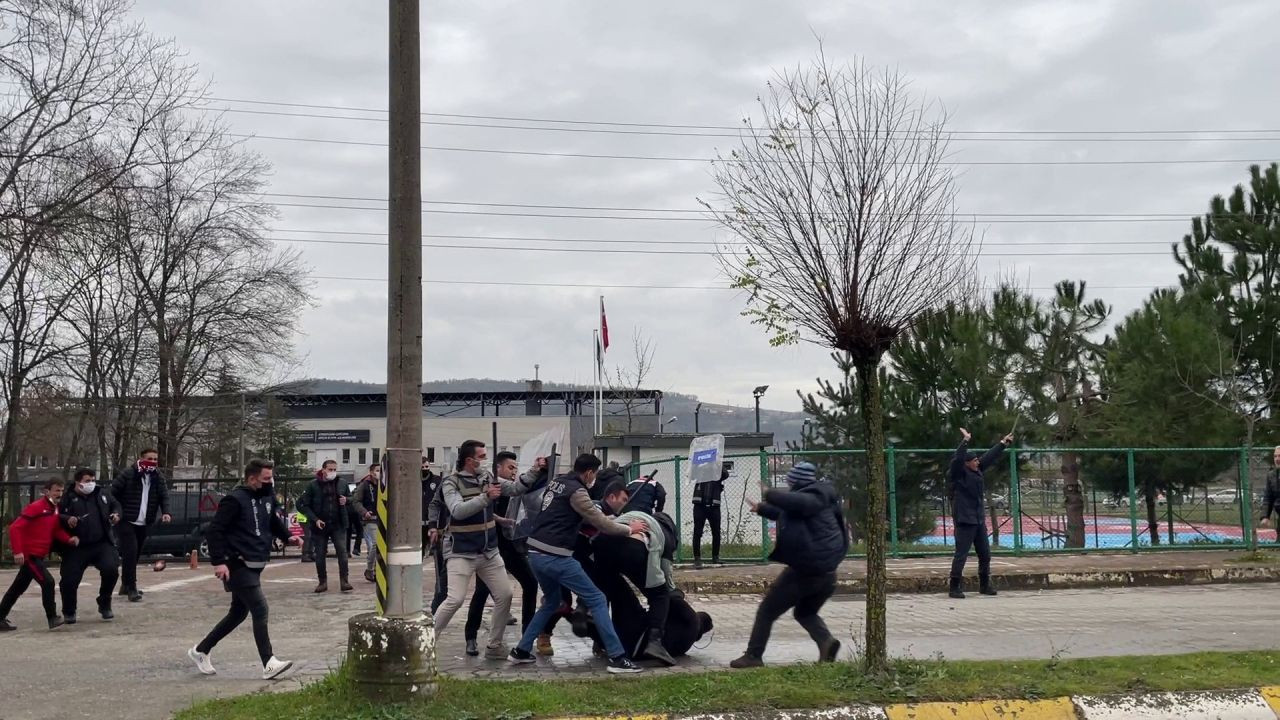 Amatör maçta ortalık savaş alanına döndü! Polis havaya 10 el ateş açtı - Sayfa 8