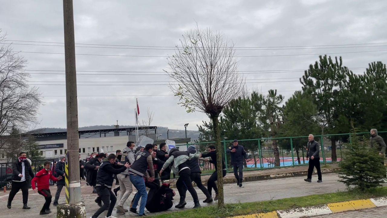 Amatör maçta ortalık savaş alanına döndü! Polis havaya 10 el ateş açtı - Sayfa 9