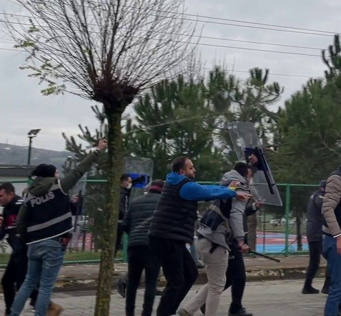 Amatör maçta ortalık savaş alanına döndü! Polis havaya 10 el ateş açtı - Sayfa 10